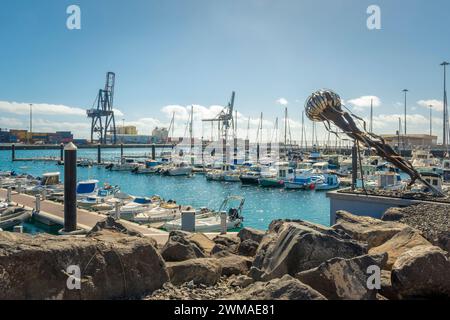 Puerto del Rosario, Spanien, 16. Februar 2024: Blick auf den Hafen und den Jachthafen von Puerto del Rosario, Fuerteventura auf den Kanarischen Inseln Spaniens Stockfoto