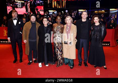 Die internationale Jury v.l.: Albert Serra, Brady Corbet, Ann Hui, Lupita Nyong o, Oksana Zabuzhko, Christian Petzold und Jasmine Trinca bei der Ankunft zur Abschluss Feier am Berlinale Palast der 74. Internationale Filmfestspiele Berlinale am 24.02.2024 in Berlin Berlinale 2024- Abschlussfeier Stockfoto