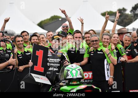 MELBOURNE, AUSTRALIEN. 25. Februar 2024. Alex Lowes (22) aus Großbritannien mit dem Kawasaki ZX-10RR feiert seinen Sieg im zweiten Rennen mit seinem Kawasaki Racing Team WorldSBK bei der Eröffnungsrunde der Superbike-Weltmeisterschaft 2024 auf dem Phillip Island Circuit. Karl Phillipson/Alamy Live News Stockfoto