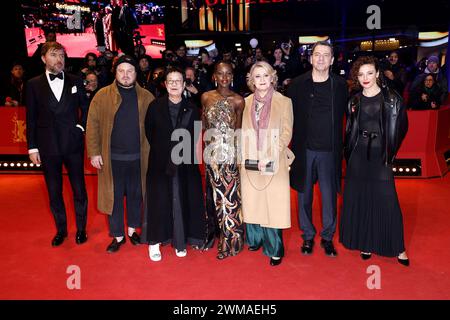 Die internationale Jury v.l.: Albert Serra, Brady Corbet, Ann Hui, Lupita Nyong o, Oksana Zabuzhko, Christian Petzold und Jasmine Trinca bei der Ankunft zur Abschluss Feier am Berlinale Palast der 74. Internationale Filmfestspiele Berlinale am 24.02.2024 in Berlin Berlinale 2024- Abschlussfeier Stockfoto