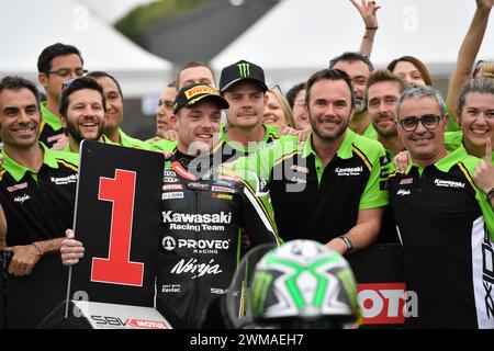 MELBOURNE, AUSTRALIEN. 25. Februar 2024. Alex Lowes (22) aus Großbritannien mit dem Kawasaki ZX-10RR feiert seinen Sieg im zweiten Rennen mit seinem Kawasaki Racing Team WorldSBK bei der Eröffnungsrunde der Superbike-Weltmeisterschaft 2024 auf dem Phillip Island Circuit. Karl Phillipson/Alamy Live News Stockfoto