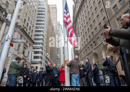 Die Stars and Stripes werden im historischen Bowling Green Park in Lower Manhattan zum zweiten Jahrestag der russischen Invasion in die Ukraine erhoben. Der unnachgiebige Krieg Russlands gegen die Ukraine hat in seinem dritten Jahr Bedenken darüber geweckt, wie lange die westlichen Länder Kiew weiterhin Waffen und andere Unterstützung bereitstellen werden. Die Versorgung mit Munition, Waffen und Arbeitskräften ist heute ein entscheidender Faktor in einem Konflikt, der über eine halbe Million Opfer gefordert hat und die weit verbreitete Vertreibung von Zivilisten verursacht hat. Stockfoto