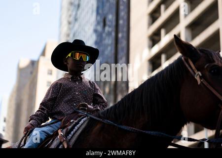 Houston, USA. Februar 2024. Ein Cowboy wird während der 92. Downtown Rodeo Parade in Houston, Texas, USA, am 24. Februar 2024 gesehen. Quelle: Chen Chen/Xinhua/Alamy Live News Stockfoto