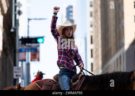 Houston, USA. Februar 2024. Ein Cowgirl ist während der 92. Downtown Rodeo Parade in Houston, Texas, USA, am 24. Februar 2024 zu sehen. Quelle: Chen Chen/Xinhua/Alamy Live News Stockfoto