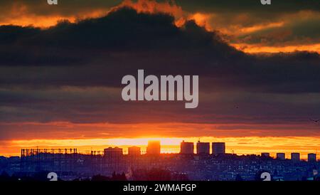 Glasgow, Schottland, Großbritannien. Februar 2024. Wetter in Großbritannien: Feurig roter Sonnenaufgang über dem westlichen Ende der Stadt mit seiner Skyline von gotham. Credit Gerard Ferry/Alamy Live News Stockfoto