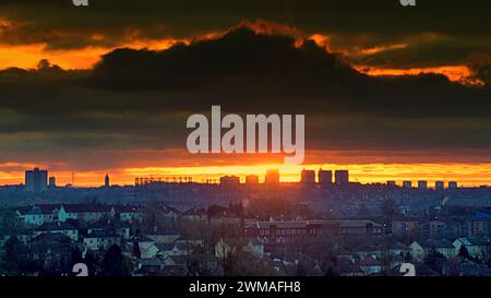 Glasgow, Schottland, Großbritannien. Februar 2024. Wetter in Großbritannien: Feurig roter Sonnenaufgang über dem westlichen Ende der Stadt mit seiner Skyline von gotham. Credit Gerard Ferry/Alamy Live News Stockfoto