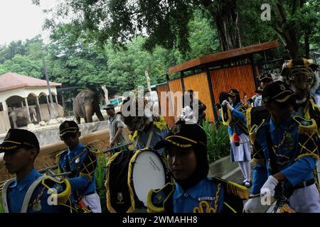 25. Februar 2024, Yogyakarta, Special Region of Yogyakarta, Indonesien: Eine Marschkapelle tritt während des Tierkarnevals im Gembira Loka Zoo in Yogyakarta auf. Der Karneval ist nicht nur ein Mittel der Unterhaltung, sondern auch ein fest, das die Botschaft der Erhaltung und Harmonie zwischen Mensch und Tier betont. (Kreditbild: © Angga Budhiyanto/ZUMA Press Wire) NUR REDAKTIONELLE VERWENDUNG! Nicht für kommerzielle ZWECKE! Stockfoto