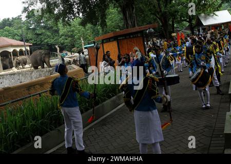 25. Februar 2024, Yogyakarta, Special Region of Yogyakarta, Indonesien: Eine Marschkapelle tritt während des Tierkarnevals im Gembira Loka Zoo in Yogyakarta auf. Der Karneval ist nicht nur ein Mittel der Unterhaltung, sondern auch ein fest, das die Botschaft der Erhaltung und Harmonie zwischen Mensch und Tier betont. (Kreditbild: © Angga Budhiyanto/ZUMA Press Wire) NUR REDAKTIONELLE VERWENDUNG! Nicht für kommerzielle ZWECKE! Stockfoto