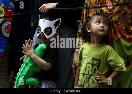25. Februar 2024, Yogyakarta, Spezialregion Yogyakarta, Indonesien: Ein Kind trägt eine Tiermaske während des Tierkarnevals im Gembira Loka Zoo, Yogyakarta. Der Karneval ist nicht nur ein Mittel der Unterhaltung, sondern auch ein fest, das die Botschaft der Erhaltung und Harmonie zwischen Mensch und Tier betont. (Kreditbild: © Angga Budhiyanto/ZUMA Press Wire) NUR REDAKTIONELLE VERWENDUNG! Nicht für kommerzielle ZWECKE! Stockfoto