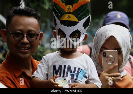 25. Februar 2024, Yogyakarta, Spezialregion Yogyakarta, Indonesien: Ein Kind trägt eine Tiermaske während des Tierkarnevals im Gembira Loka Zoo, Yogyakarta. Der Karneval ist nicht nur ein Mittel der Unterhaltung, sondern auch ein fest, das die Botschaft der Erhaltung und Harmonie zwischen Mensch und Tier betont. (Kreditbild: © Angga Budhiyanto/ZUMA Press Wire) NUR REDAKTIONELLE VERWENDUNG! Nicht für kommerzielle ZWECKE! Stockfoto