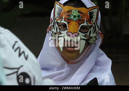 25. Februar 2024, Yogyakarta, Spezialregion Yogyakarta, Indonesien: Ein Kind trägt eine Tiermaske während des Tierkarnevals im Gembira Loka Zoo, Yogyakarta. Der Karneval ist nicht nur ein Mittel der Unterhaltung, sondern auch ein fest, das die Botschaft der Erhaltung und Harmonie zwischen Mensch und Tier betont. (Kreditbild: © Angga Budhiyanto/ZUMA Press Wire) NUR REDAKTIONELLE VERWENDUNG! Nicht für kommerzielle ZWECKE! Stockfoto