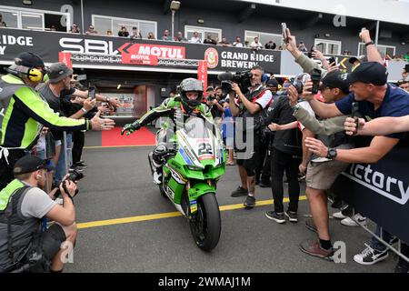 MELBOURNE, AUSTRALIEN. 25. Februar 2024. Alex Lowes (22) aus Großbritannien fährt mit dem Kawasaki ZX-10RR für das Kawasaki Racing Team WorldSBK in den Parc Ferme, nachdem er das zweite Rennen der Superbike-Weltmeisterschaft 2024 auf dem Phillip Island Circuit gewonnen hat. Karl Phillipson/Alamy Live News Stockfoto