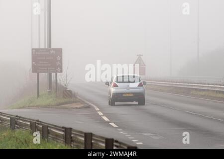 Windsor, Berkshire, Großbritannien. Februar 2024. Es war ein nebeliger Morgen in Windsor, Berkshire, als Autofahrer auf dem Royal Windsor Way fuhren. Quelle: Maureen McLean/Alamy Live News Stockfoto