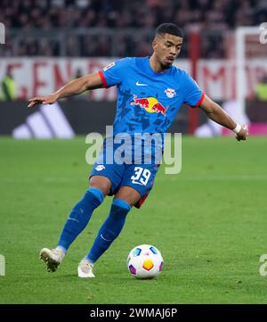 München, Deutschland. Februar 2024. Fußball: Bundesliga, Bayern München - RB Leipzig, 23. Spieltag in der Allianz Arena. Benjamin Henrichs aus Leipzig spielt den Ball. Hinweis: Sven Hoppe/dpa – WICHTIGER HINWEIS: gemäß den Vorschriften der DFL Deutscher Fußball-Liga und des DFB Deutscher Fußball-Bundes ist es verboten, im Stadion und/oder des Spiels aufgenommene Fotografien in Form von sequenziellen Bildern und/oder videoähnlichen Fotoserien zu verwenden oder zu nutzen./dpa/Alamy Live News Stockfoto