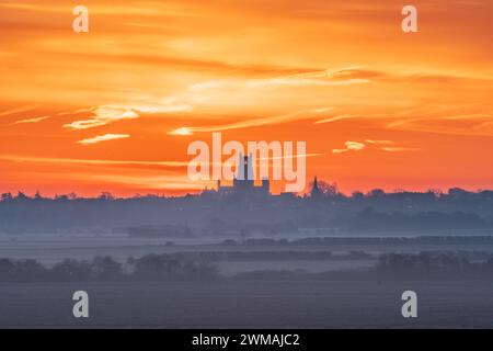 Sonnenaufgang hinter Ely Cathedral, Cambridgeshire, Großbritannien Stockfoto