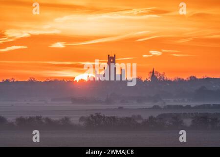 Sonnenaufgang hinter Ely Cathedral, Cambridgeshire, Großbritannien Stockfoto