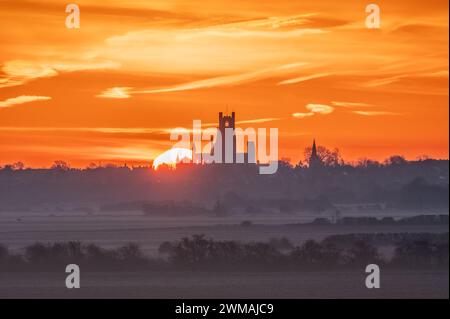 Sonnenaufgang hinter Ely Cathedral, Cambridgeshire, Großbritannien Stockfoto