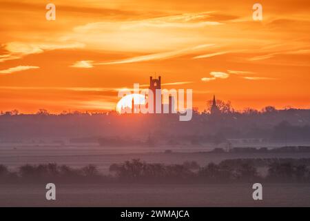 Sonnenaufgang hinter Ely Cathedral, Cambridgeshire, Großbritannien Stockfoto