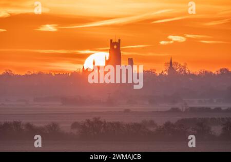Sonnenaufgang hinter Ely Cathedral, Cambridgeshire, Großbritannien Stockfoto