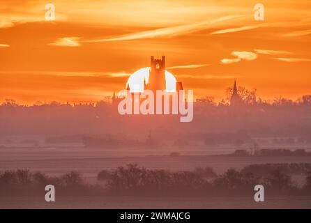 Sonnenaufgang hinter Ely Cathedral, Cambridgeshire, Großbritannien Stockfoto