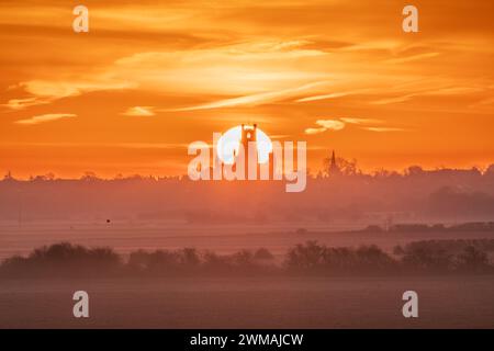 Sonnenaufgang hinter Ely Cathedral, Cambridgeshire, Großbritannien Stockfoto