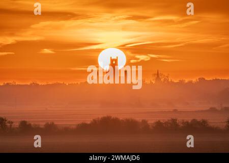 Sonnenaufgang hinter Ely Cathedral, Cambridgeshire, Großbritannien Stockfoto