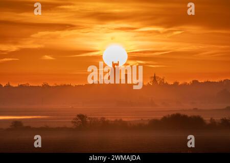 Sonnenaufgang hinter Ely Cathedral, Cambridgeshire, Großbritannien Stockfoto