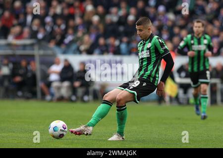 24. Februar 2024, Niedersachsen, Osnabrück: Fußball: Bundesliga 2, VfL Osnabrück - Hannover 96, Spieltag 23 im Stadion an der Bremer Brücke. Nicolo Tresoldi aus Hannover spielt den Ball. Foto: Friso Gentsch/dpa - WICHTIGER HINWEIS: Gemäß den Vorschriften der DFL Deutschen Fußball-Liga und des DFB Deutschen Fußball-Bundes ist es verboten, im Stadion und/oder im Spiel aufgenommene Fotografien in Form von sequenziellen Bildern und/oder videoähnlichen Fotoserien zu verwenden oder zu verwenden. Stockfoto