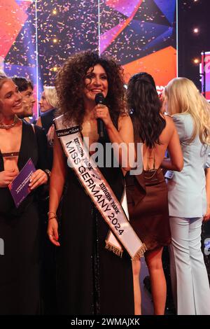 Rost, Deutschland 24. Februar 2024: Miss Germany Awards Finale - 2024 im Bild: Apameh Schönauer Berlin, 39 Jahre, erfolgreiche Architektin und AKtivistin für Frauenrechte gewinnen die Wahl des Miss Germany Awards 2024 - Europapark Rust - das Finale im Europapark Rust - am Samstag, 04. März 2023 wurde im Europapark zum 20. Mal der Titel Miss Germany vergeben. 900 Gäste wohnten der Proklamation im DOME bei, über 100 Medienvertreter aus Presse, Funk und Fernsehen waren akkreditiert. Europa Park Baden Württemberg *** Rust, Deutschland 24. Februar 2024 Miss Germany Awards Finale 2024 im Bild APAM Stockfoto