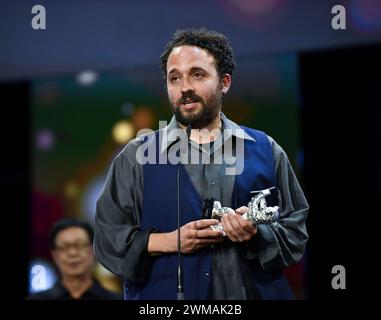 Berlin, Deutschland. Februar 2024. Regisseur Nelson Carlos de Los Santos Arias spricht, nachdem er den Silbernen Bären für den besten Regisseur während der 74. Internationalen Filmfestspiele Berlin am 24. Februar 2024 erhielt. Quelle: Ren Pengfei/Xinhua/Alamy Live News Stockfoto