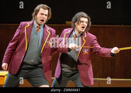 l-r: James Atkinson (Guglielmo), Egor Zhuravskii (Ferrando) in COSI FAN TUTTE an der Welsh National Opera (WNO), Wales Millennium Centre, Cardiff, Wales 24/02/2024 Musik: Mozart Libretto: Da Ponte Dirigent: Tomas Hanus Design: Jemima Robinson Beleuchtung: Mark Jonathan Bewegung: Michael Spenceley Regie: Max Hoehn Stockfoto