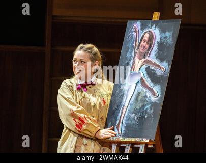 Sophie Bevan (Fiordiligi) mit ihrem Gemälde von Guglielmo in COSI FAN TUTTE an der Welsh National Opera (WNO), Wales Millennium Centre, Cardiff, Wales 24/02/2024 Musik: Mozart Libretto: Da Ponte Dirigent: Tomas Hanus Design: Jemima Robinson Beleuchtung: Mark Jonathan Bewegung: Michael Spenceley Regie: Max Hoehn Stockfoto