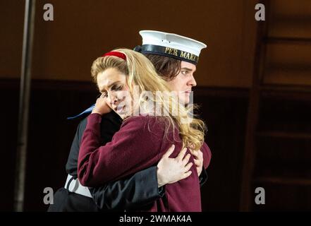 Kayleigh Decker (Dorabella), Egor Zhuravskii (Ferrando) in COSI FAN TUTTE an der Welsh National Opera (WNO), Wales Millennium Centre, Cardiff, Wales 24/02/2024 Musik: Mozart Libretto: Da Ponte Dirigent: Tomas Hanus Design: Jemima Robinson Beleuchtung: Mark Jonathan Bewegung: Michael Spenceley Regie: Max Hoehn Stockfoto