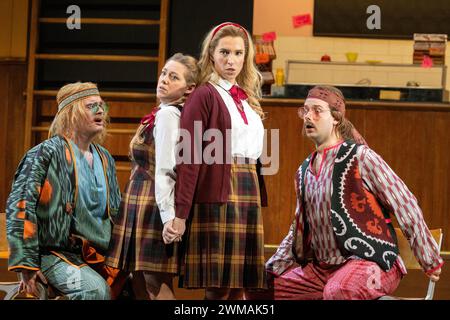 l-r: Egor Zhuravskii (Ferrando), Sophie Bevan (Fiordiligi), Kayleigh Decker (Dorabella), James Atkinson (Guglielmo) in COSI FAN TUTTE an der Welsh National Opera (WNO), Wales Millennium Centre, Cardiff, Wales 24/02/2024 Musik: Mozart Libretto: Da Ponte Dirigent: Tomas Hanus Design: Jemima Robinson Beleuchtung: Mark Jonathan Hon Bewegung: Michael Spenceley Stockfoto