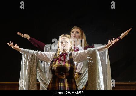 Sophie Bevan (Fiordiligi - Front), Kayleigh Decker (Dorabella) in COSI FAN TUTTE an der Welsh National Opera (WNO), Wales Millennium Centre, Cardiff, Wales 24/02/2024 Musik: Mozart Libretto: Da Ponte Dirigent: Tomas Hanus Design: Jemima Robinson Beleuchtung: Mark Jonathan Bewegung: Michael Spenceley Regie: Max Hoehn Stockfoto