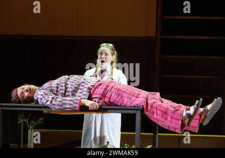 James Atkinson (Guglielmo), Rebecca Evans (Despina) in COSI FAN TUTTE an der Welsh National Opera (WNO), Wales Millennium Centre, Cardiff, Wales 24/02/2024 Musik: Mozart Libretto: Da Ponte Dirigent: Tomas Hanus Design: Jemima Robinson Beleuchtung: Mark Jonathan Bewegung: Michael Spenceley Regie: Max Hoehn Stockfoto