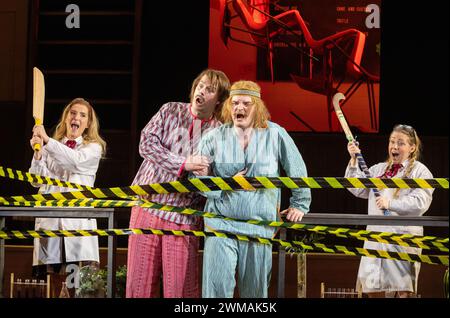 l-r: Kayleigh Decker (Dorabella), James Atkinson (Guglielmo), Egor Zhuravskii (Ferrando), Sophie Bevan (Fiordiligi) in COSI FAN TUTTE an der Welsh National Opera (WNO), Wales Millennium Centre, Cardiff, Wales 24/02/2024 Musik: Mozart Libretto: Da Ponte Dirigent: Tomas Hanus Design: Jemima Robinson Beleuchtung: Mark Jonathan Hon Bewegung: Michael Speney Stockfoto