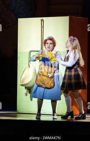 l-r: Rebecca Evans (Despina), Sophie Bevan (Fiordiligi) in COSI FAN TUTTE an der Welsh National Opera (WNO), Wales Millennium Centre, Cardiff, Wales 24/02/2024 Musik: Mozart Libretto: Da Ponte Dirigent: Tomas Hanus Design: Jemima Robinson Beleuchtung: Mark Jonathan Bewegung: Michael Spenceley Regie: Max Hoehn Stockfoto