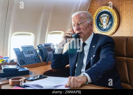 Washington DC, USA – Oktober 31 2022: Joe Biden telefoniert an Bord des Präsidentenflugzeugs Air Force One Stockfoto