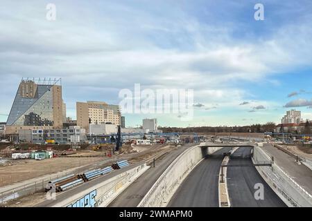 23.02.2024, Berlin, DE - Blick auf den 16. Bauabschnitt der A100 im Hoehe Hotel Estrel. 16. Bauabschnitt, A 100, A100, Aussen, Aussenaufnahme, Autobahn, Autobahnbau, BAB 100, Bau, Bauabschnitt, Bauarbeiten, Bauprojekt, Baustelle, Berlin, Bundesautobahn, Bundesautobahn 100, deutsch, Deutschland, Doppelseite, Europa, europaeisch, Fahrbahnen, Gebaeude, Hotel, Hotel Estrel, Infrastruktur, Jahreszeit, Neubau, niemand, QF, Querformat, Stadt, Stadtansicht, Stadtautobahn, Stadtbild, Stadtlandschaft, Stadtverkehr, Strassen, Strassenbau, Strassenverkehr, Textfreiraum, Verkehr, Verlaengerung, Wachstum, Stockfoto