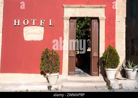 Griechenland, Saronischer Golf, Westsporaden, Ägina am 13. Januar 2023. Die Insel Ägina im Saronischen Golf, eine Stadt in Athen im Herzen der Ägäis SE Stockfoto