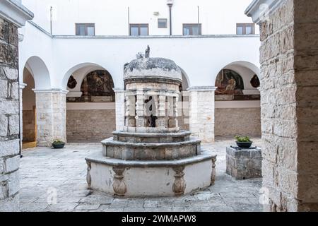 Kreuzgang mit kleinem Tempel im Kloster im Heiligtum des Seligen Jakobus in der mittelalterlichen Stadt Bitetto, Provinz Bari, Region Apulien, Italien Stockfoto