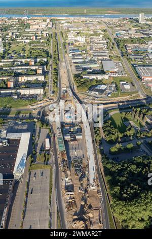 Bau einer neuen Brücke im Stadtzentrum von Klaipeda, Blick von oben. Baumaschinen arbeiten an der Verlegung von neuem Asphalt. Markierung und Paveme Stockfoto