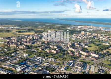 Klaipeda fotografiert von einem Heißluftballon, Industriegebiet, Wohnviertel und Hafen, Ostsee und Lagune sichtbar in der Ferne. Stockfoto