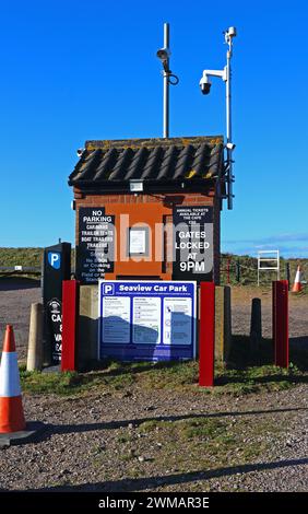 Kiosk und Zahlungsanweisungen am Eingang zum Seaview Car Park an der Nordküste von Norfolk in West Runton, Norfolk, England, Großbritannien. Stockfoto