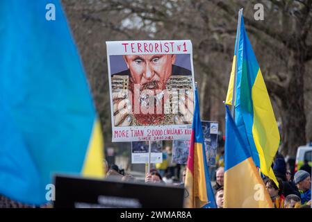 London, Großbritannien. Februar 2024. Demonstranten halten Plakate und schwenken Flaggen während des Protestes. Tausende Ukrainer versammelten sich in Zentral-London wegen des zweiten Jahrestages des russisch-ukrainischen Krieges. Russland begann am 24. Februar 2022 einen Krieg gegen die Ukraine. Quelle: SOPA Images Limited/Alamy Live News Stockfoto