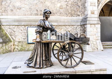 Bronzestatue von Molly Malone von der Bildhauerin Jeanne Rynhart in der Suffolk Street im Stadtzentrum von Dublin, Irland Stockfoto