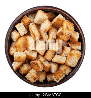 Zwieback. Gebratenes Brot in einer Tonschüssel isoliert auf weißem Hintergrund. Caesar Salat Zutaten. Leckere Snacks. Draufsicht. Datei enthält cl Stockfoto