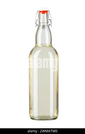 Flasche Mondschein oder Wodka mit Sanddorn auf weißem Hintergrund isoliert infundiert. Alkoholisches Getränk. Datei enthält Beschneidungspfad. Stockfoto