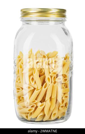 Pennette rigate. Rohe Pasta in einem Glasgefäß zur Lagerung von Schüttgütern. Isoliert auf weißem Hintergrund. Datei enthält Beschneidungspfad. Stockfoto